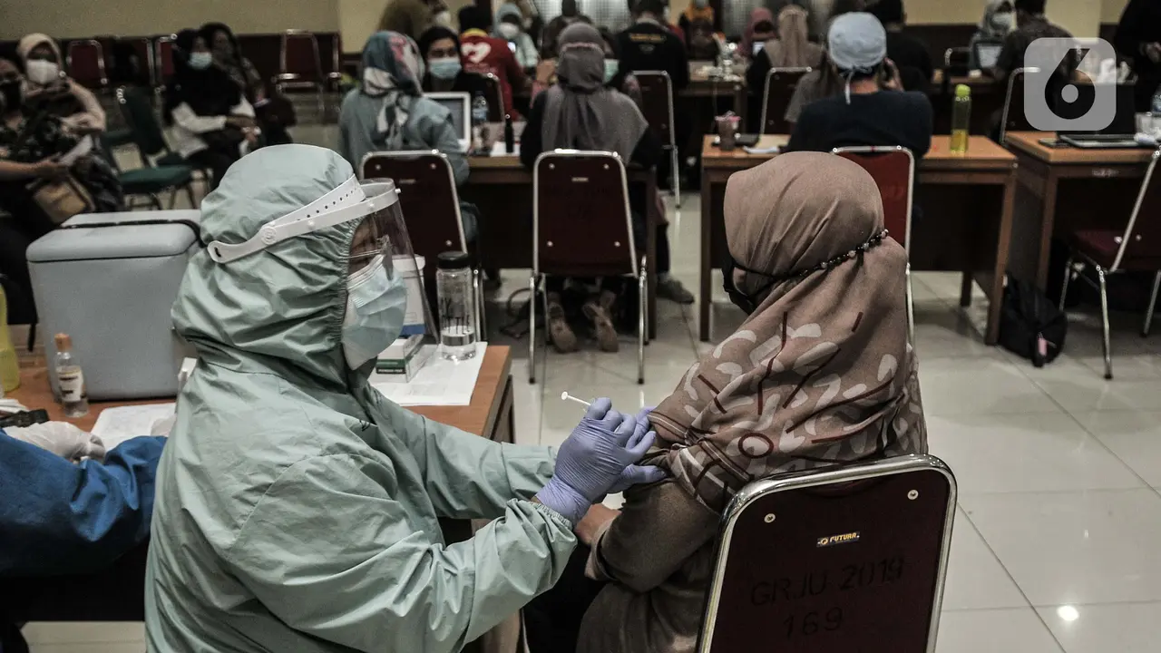 Antusiasme Tenaga Pendidik di Jakarta Terima Vaksinasi COVID-19