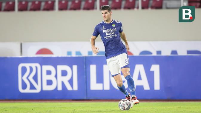 Nick Kuipers merupakan bek dengan kemampuan melakukan sapuan, tekel, dan intersep yang baik. Ia juga piawai dalam melakukan umpan-umpan panjang dari lini belakang. Tak heran jika Persib mampu bersaing di papan atas dan finis sebagai runner up BRI Liga 1 2021/22. (Bola.com/Bagasakara Lazuardi)