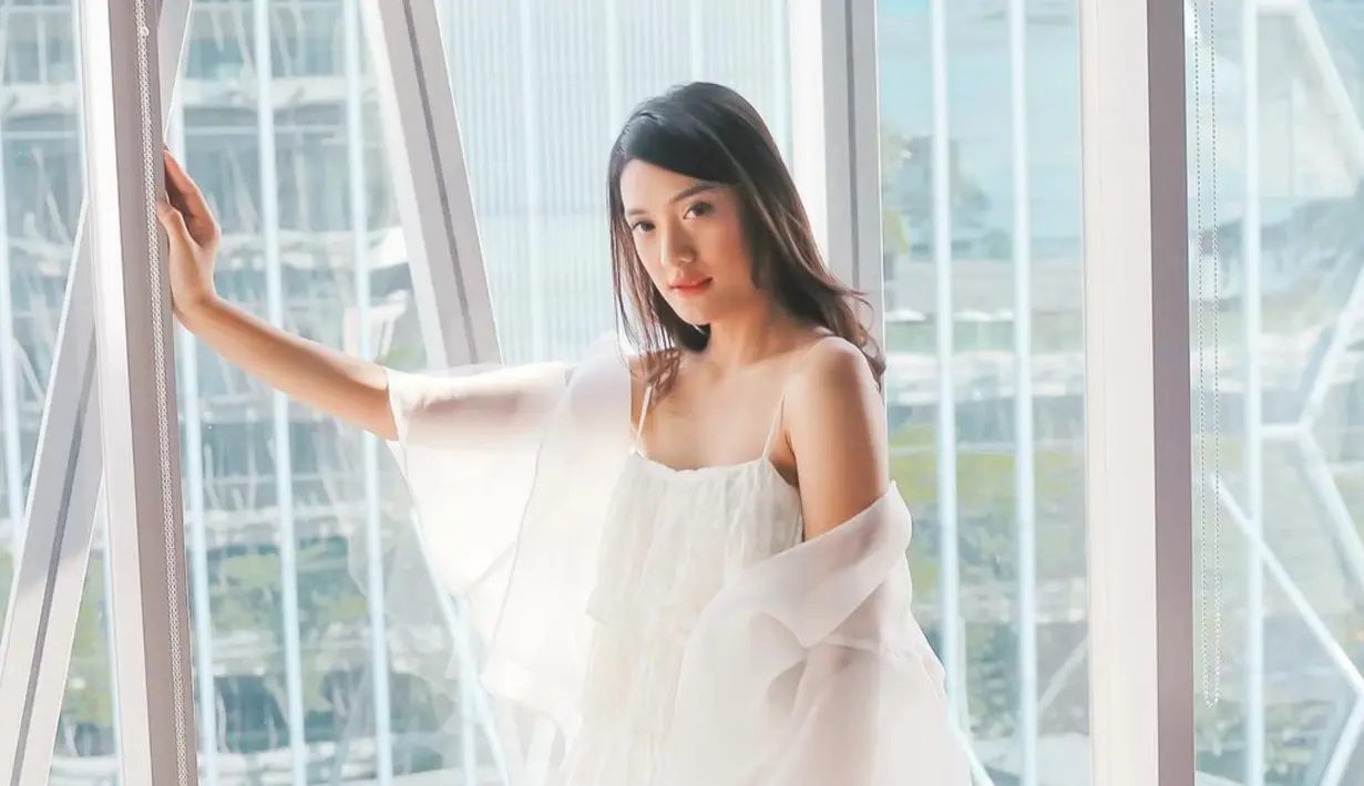 Dalam balutan dress berwarna putih membuat penampilan istri dari Raditya Dika ini terlihat makin elegan. Penampilannya pun makin ikonik ketika ia mengurai rambut panjangnya. (Liputan6.com/IG/anissaaziza)