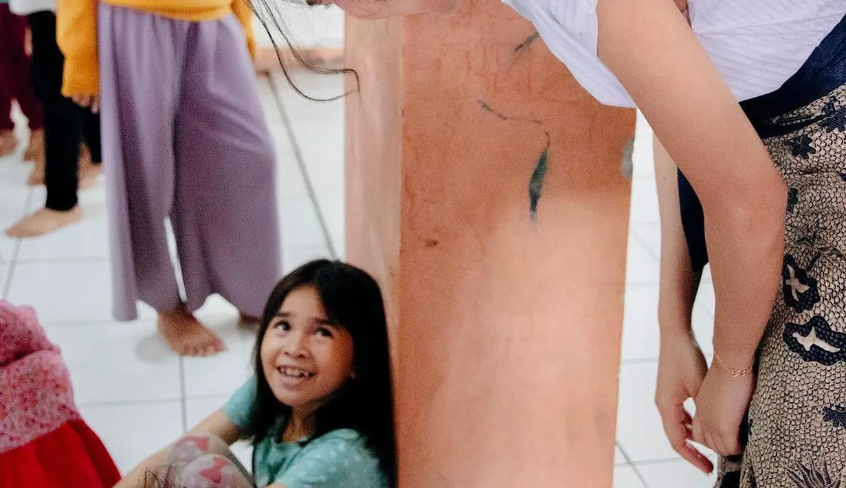 Belt navy jadi pelengkap tampilan semi etnik Maudy Ayunda saat membacakan buku cerita [@maudyayunda]