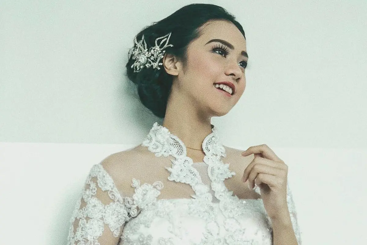 FOTO: Gaya Anya Geraldine saat Pakai Kebaya, Tampil Menawan
