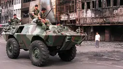 Pada 16 Mei 1998, kendaraan lapis baja melakukan patroli di Pecinan Jakarta setelah aksi kerusuhan  yang terjadi tanggal 13-15 Mei. Bulan Mei 1998 merupakan momen penting dalam sejarah Indonesia, juga momen penting bagi Soeharto. (EMMANUEL DUNAND/AFP)
