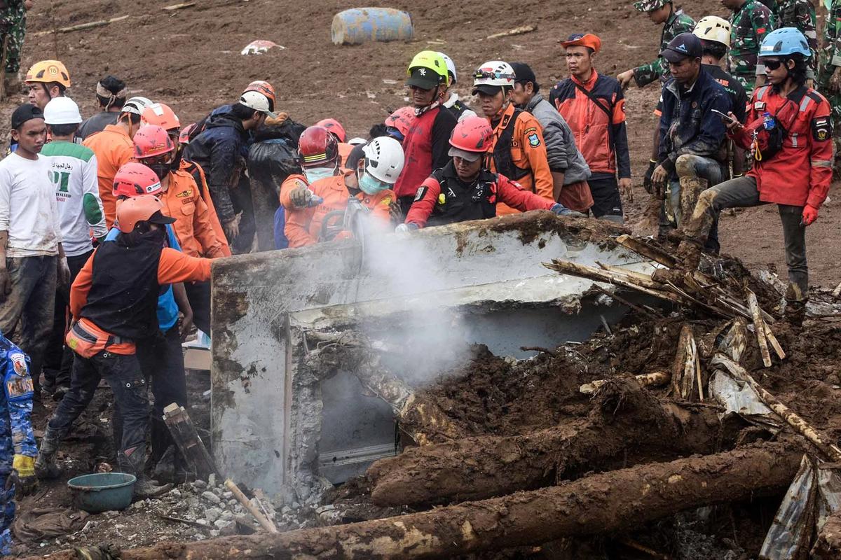FOTO: Tim SAR Gabungan Intensifkan Pencarian Korban Longsor Pasirlangu