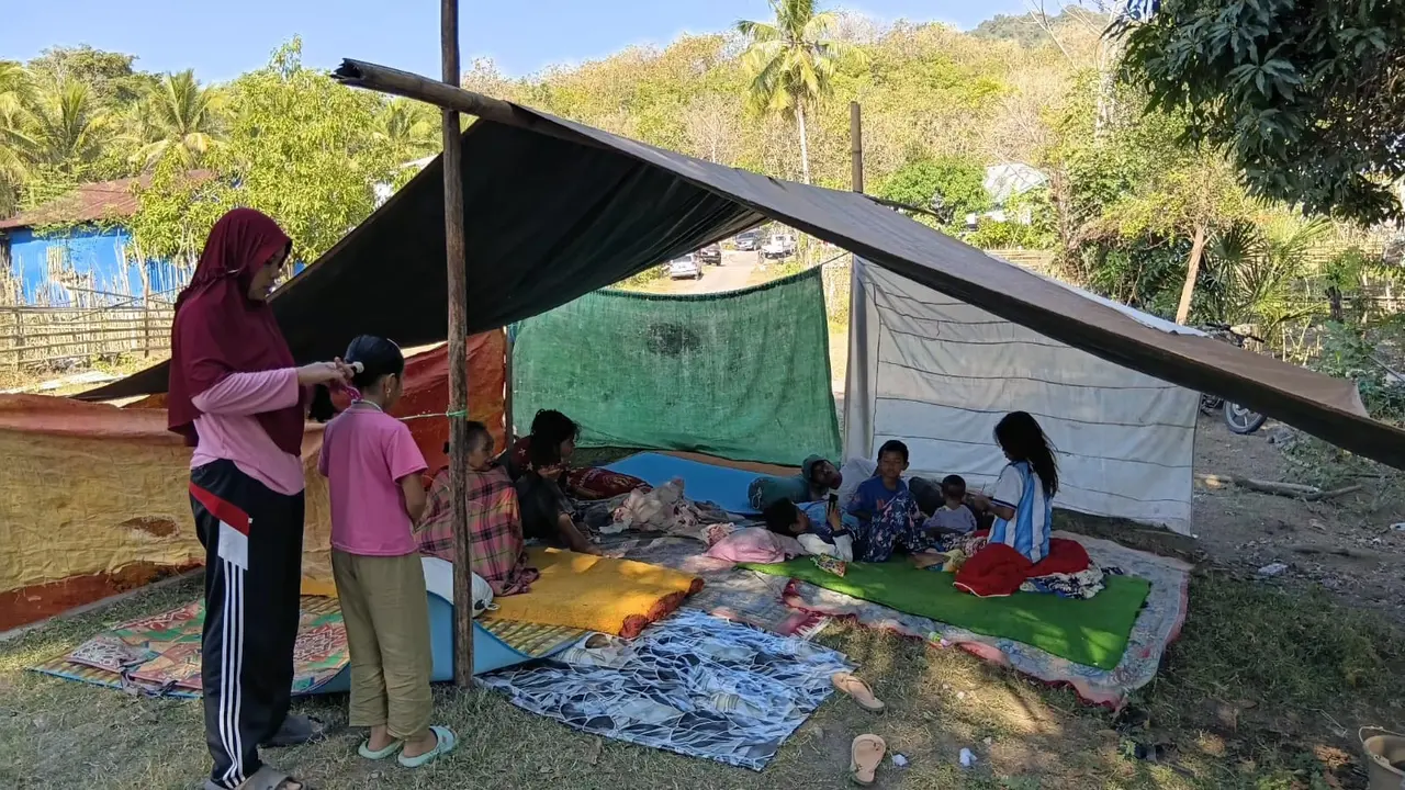 Tenda Darurat Korban Gempa di Kota Reo, Desa Salama, Kecamatan Reok, Kabupaten Manggarai, NTT.