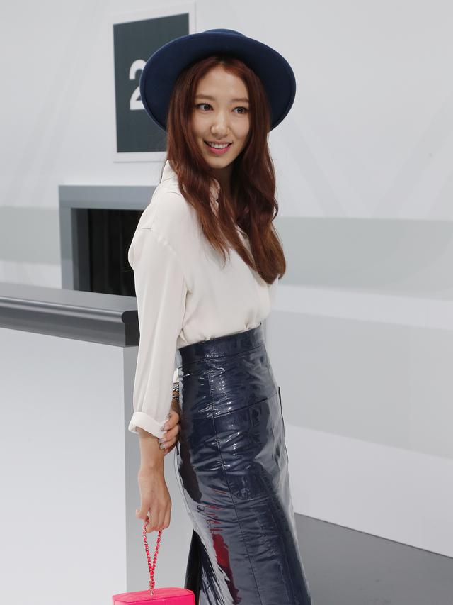 [Bintang] Wajah Natural Park Shin Hye Ketika di Paris Fashion Week