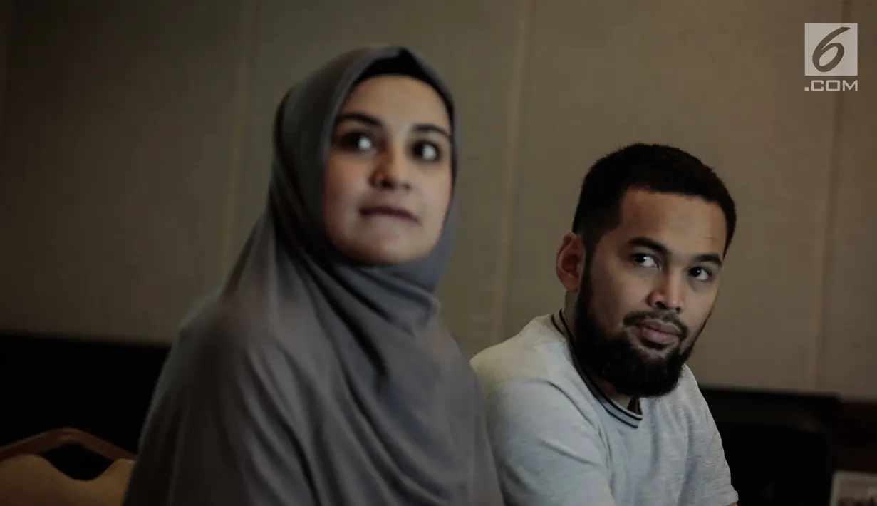 Teuku Wisnu didampingi istrinya Shireen Sungkar memberikan keterangan kelahiran anak ketiganya di RS Pondok Indah, Jakarta, Kamis (19/4). (Liputan6.com/Faizal Fanani)
