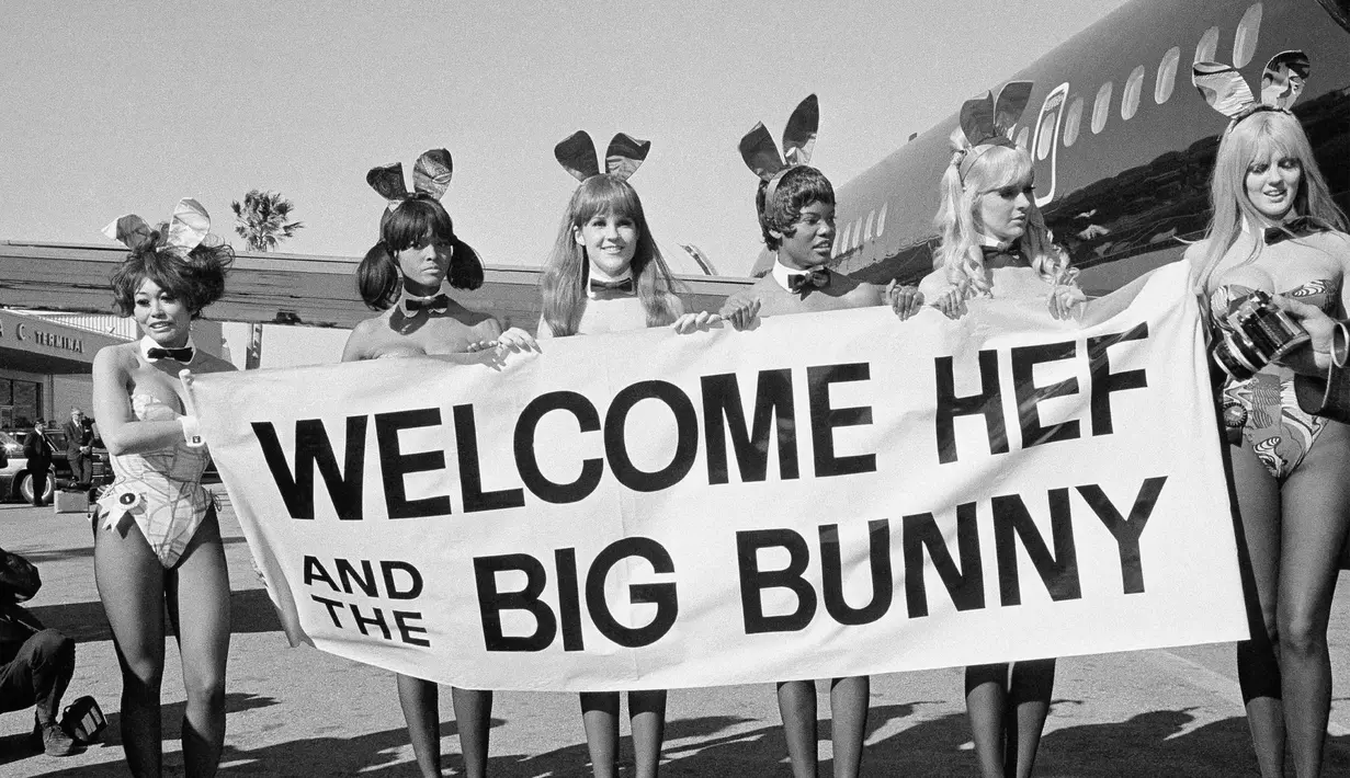 Para wanita Bunnies menyambut Hugh Hefner saat penerbangan perdana pesawat jet DC-9 barunya, The Big Bunny pada 17 Maret 1970. Hefner pernah dituduh dalam kasus pencabulan pada tahun 1963 karena mendistibusikan majalah Playboy. (AP Photo/George Brich)