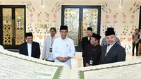 Jokowi menyerahkan Alquran raksasa untuk Masjid Sheikh Zayed Solo. (Istimewa)