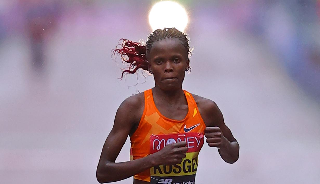 Brigid Kosgei dari Kenya berlari selama ajang London Marathon ke-40 kategori elit putri di London, Inggris, Minggu (4/10/2020). Juara bertahan Brigid Kosgei meraih kemenangan dalam dua jam 18,58 menit. (Richard Heathcote / POOL / AFP)