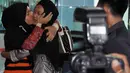 Istri Bupati Karawang Ade Swara, Nurlatifah, memeluk erat putrinya usai menjalani pemeriksaan di gedung KPK, Selasa (23/9). (Liputan6.com/Miftahul Hayat)