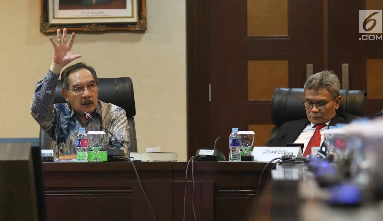 Staf Khusus Presiden Johan Budi dan Mantan Ketua KPK Antasari Azhar saat diskus di Kantor Staf Presiden, Jakarta, Rabu (9/1). Diskusi itu membahas Pelayanan Rakyat Bebas Korupsi. (Liputan6.com/Angga Yuniar)