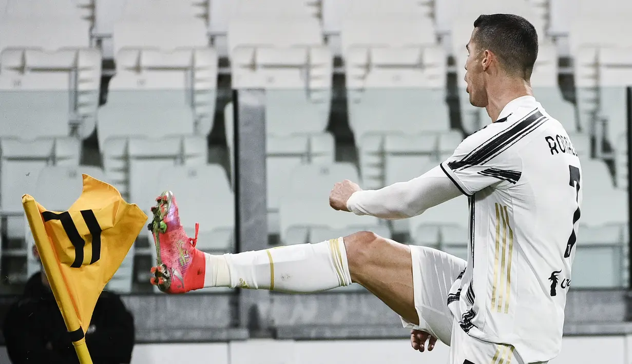 Bintang Juventus, Cristiano Ronaldo berselebrasi setelah mencetak gol ke gawang Crotone dalam lanjutan Liga Italia di Allianz Stadium, Selasa dinihari WIB (23/2/2021). Ronaldo menyumbang dua gol pada laga ini, sedangkan satu gol lagi disumbang Weston McKennie. (Marco Alpozzi/LaPresse via AP)