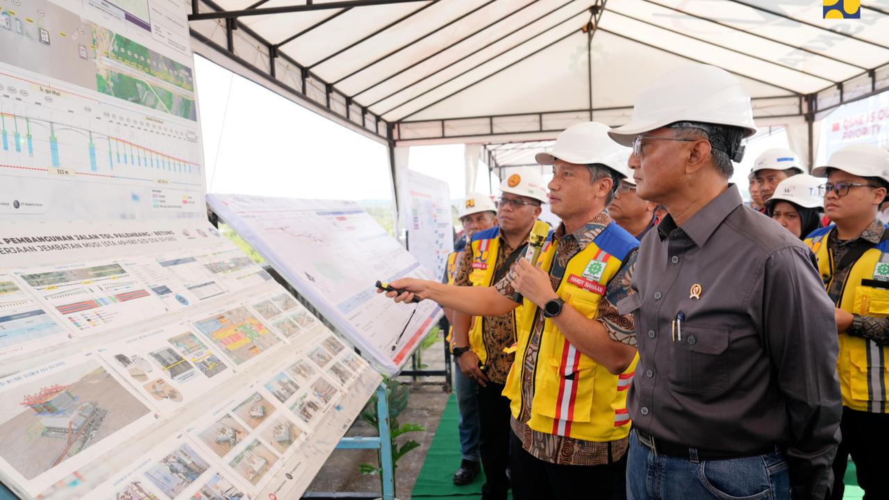 Menteri PU Dody Hanggodo meninjau pembangunan Jalan Tol Trans Sumatera (JTTS) Ruas Palembang–Betung Provinsi Sumatera Selatan