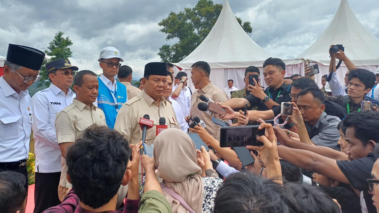 Jelang 100 Hari Kerja, Prabowo Pamer Biaya Haji dan Tiket Pesawat Turun Pertama Kali dalam Sejarah RI
