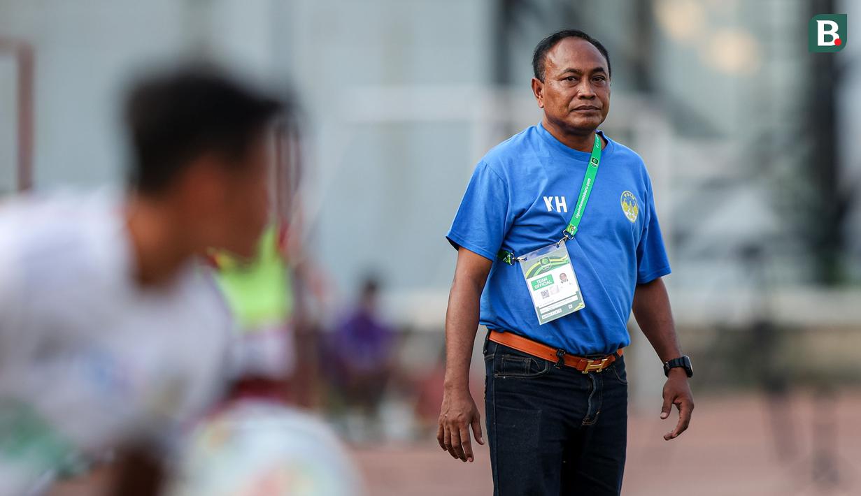 <p>Pelatih kepala PSIM Yogyakarta, Kas Hartadi pada laga lanjutan Grup B Pegadaian Liga 2 2023/2024 antara FC Bekasi City melawan PSIM Yogyakarta di Stadion Singaperbangsa, Kabupaten Karawang, Jawa Barat, Senin (06/11/2023). (Bola.com/Bagaskara Lazuardi)</p>
