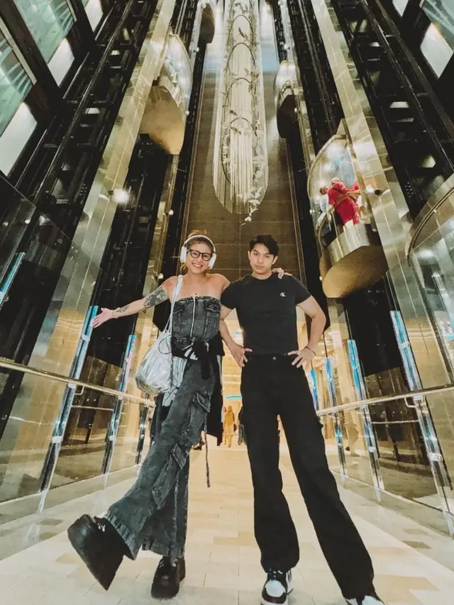 Awkarin dan Jonathan Alden di Kapal Pesiar