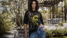 Kendall dan Kylie Jenner meminta maaf terkait bisnis kaus mereka yang kontroversial. Desain kaus dianggap menggunakan gambar yang tidak sah.