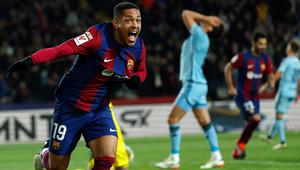 Pemain Barcelona Vitor Roque (kiri) melakukan selebrasi setelah mencetak gol ke gawang Osasuna saat pertandingan sepak bola La Liga Spanyol melawan Osasuna di Stadion Olimpic Lluis Companys di Barcelona, Spanyol, Rabu, 31 Januari 2024. (AP Photo/Joan Monfort)