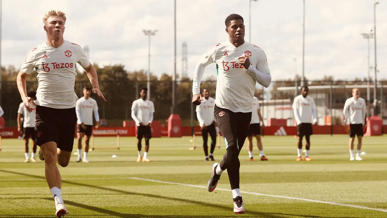 Foto: Senyum Semringah Pemain MU saat Latihan Jelang Lawan Brighton di Liga Inggris