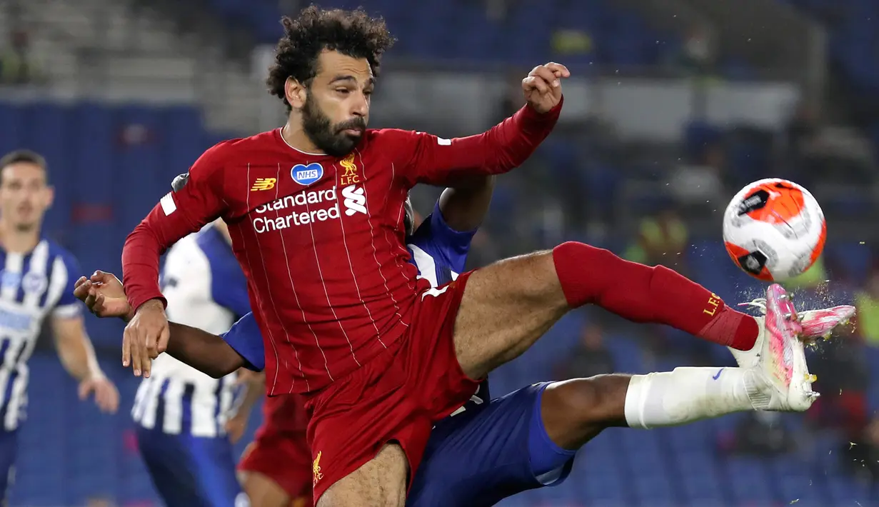 Striker Liverpool, Mohamed Salah berusaha mengontrol bola saat melawan Brighton & Hove Albion pada lanjutan pertandingan Liga Inggris di Stadion Falmer, Kamis (9/7/2020) dini hari WIB. Liverpool berhasil kalahkan Brighton dengan skor 3-1.  (AP Photo/Catherine Ivill,Pool)