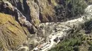 Gambar dari vidio menunjukkan banjir besar, lumpur, dan puing-puing yang mengalir di Distrik Chamoli setelah sebagian gletser Nanda Devi terputus di Tapovan di Uttarakhand, India (7/2/2021). Gletser di Himalaya dikabarkan pecah dan menyapu proyek pembangkit listrik hidro . (KK Productions via AP)