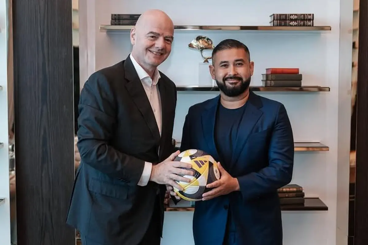 Presiden FIFA dengan pemilik Johor Darul Ta'zim (JDT), Tunku Ismail Idris.