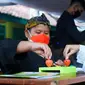Beberapa anak SDN 6-7 Sukamenteri di Garut, Jawa Barat nampak asik memainkan permainan tradisional Panca Main dengan tema Pancasila. (Liputan6.com/Jayadi Supriadin)