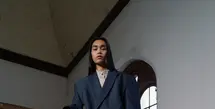Koleksi ini menonjolkan siluet oversized coat, detail quilted, tas dumpling, hingga heels kulit berstrap. [Dok/Sapto Djojokartiko].
