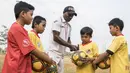 Pesepak bola legendaris, Alexander Pulalo, bersama anak didiknya saat latihan di SSB Parung, Jawa Barat, Jumat (13/7/2018). Pemain kelahiran Papua ini merupakan mantan anggota PSSI Primavera. (Bola.com/Vitalis Yogi Trisna)