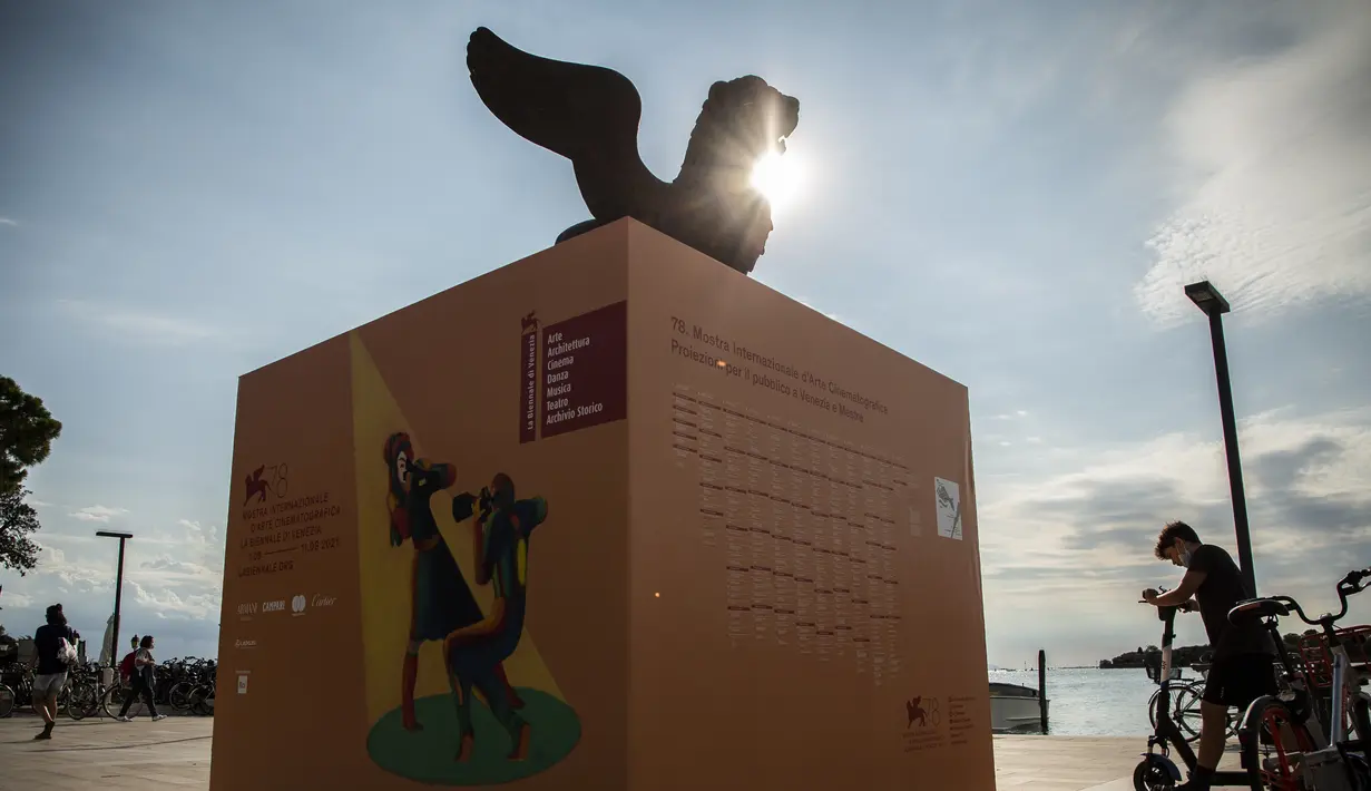 Patung singa emas, simbol Venesia, menjulang di atas kawasan pejalan kaki tepi laut sehari sebelum dimulainya Festival Film Venesia edisi ke-78 di Venice Lido, Italia, Selasa (30/8/2021).  Festival ini berlangsung dari 1 hingga 11 September. (Photo by Joel C Ryan/Invision/AP)