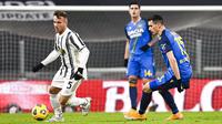 Pemain Juventus Arthur Melo (kiri) berebut bola dengan pemain Udinese Kevin Lasagna pada pertandingan Liga Italia di Allianz Stadium, Turin, Italia, Minggu (3/1/2021). Juventus menang 4-1 dengan sumbangan dua gol dari Cristiano Ronaldo. (Marco Alpozzi/LaPresse via AP)