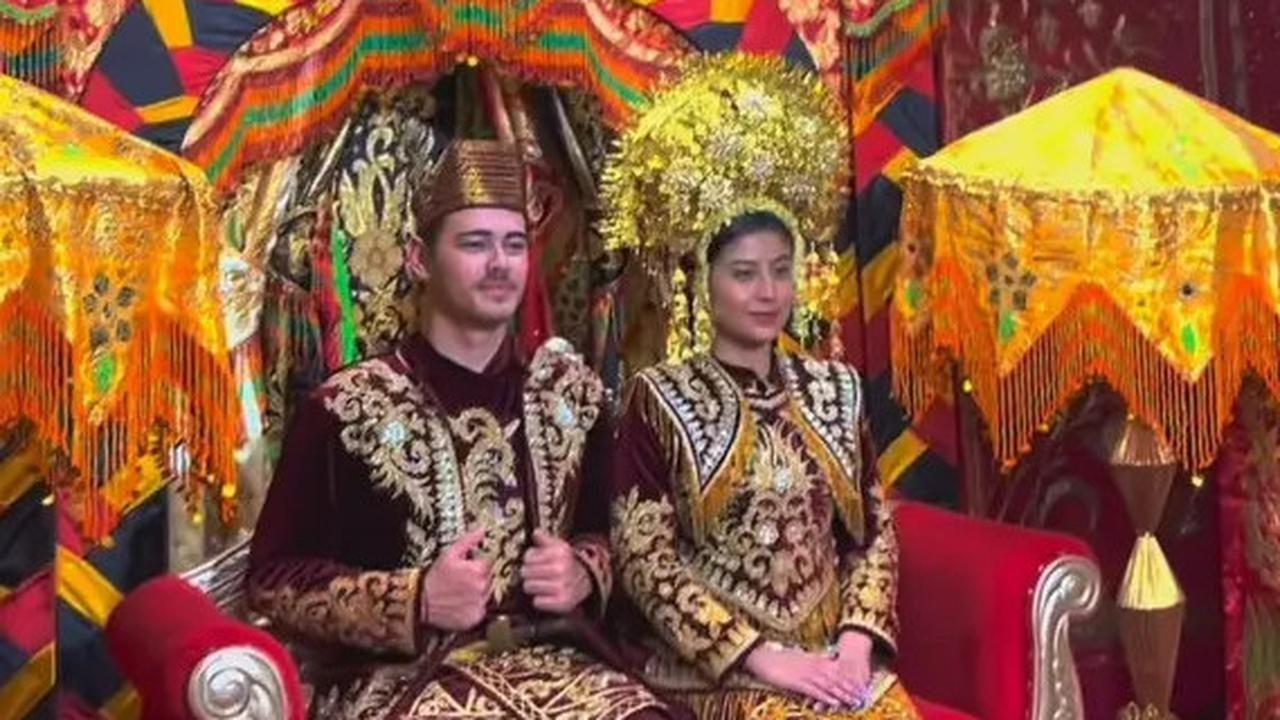 8 Potret Awkarin dan Sang Pacar Abyakta Keliling Padang, Foto Pakai Baju Adat Bak Prewed
