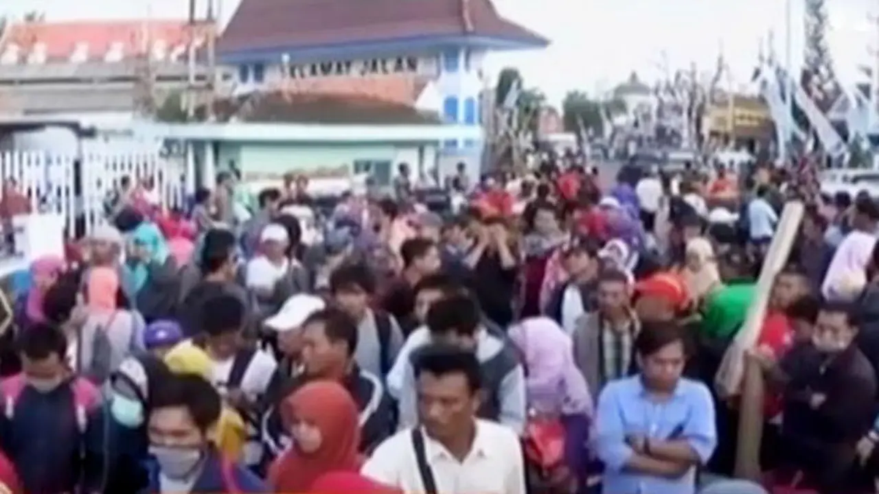 20150714-Penumpang Telantar-Sumenep