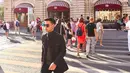 Ketika berada di Rusia, pria kelahiran 1997 itu tampak mengenakan busana setelan berwarna hitam. Tengah menyusuri jalanan di Rusia, Hari LIDA tampak keren mengenakan kacamata hitam.(Liputan6.com/IG/@hariiputraa_lida2020)