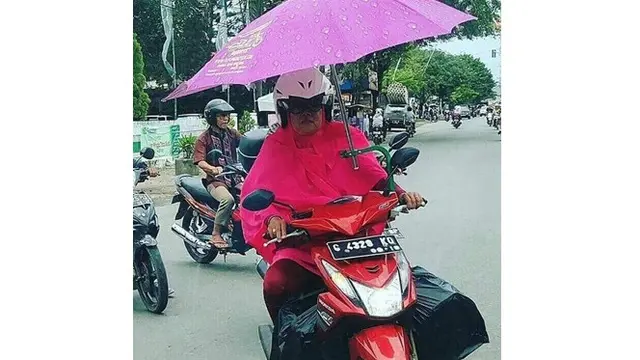6 Kelakuan Unik Saat Menghindari Hujan Ini Bikin Geleng Kepala