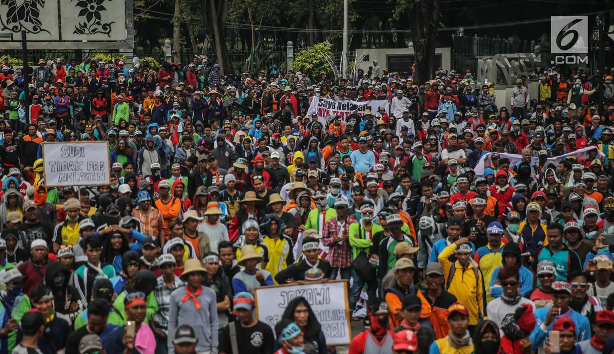 Massa dari Aliansi Nelayan Indonesia membawa poster saat berunjuk rasa di depan Istana Merdeka, Jakarta, Selasa (11/7). Para nelayan meminta pemerintah melegalkan alat tangkap cantrang dan/atau payang di tingkat nasional. (Liputan6.com/Faizal Fanani)
