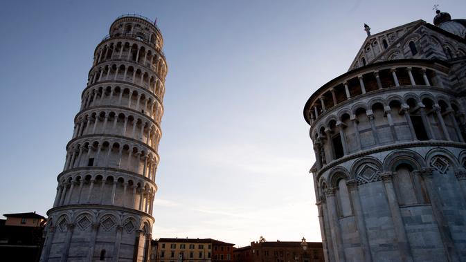 Gambar pada 28 November 2018 menunjukkan Menara Pisa di kota Pisa, Tuscany, Italia. Menara Pisa ditutup untuk umum pada 1990 selama 11 tahun dengan alasan keamanan setelah bangunan itu miring sejauh 4,5 meter dari titik vertikalnya. (Tiziana FABI / AFP)