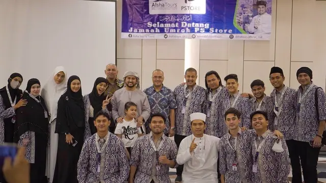 Fuji berangkat umrah (Foto: Instagram/@pst0re)