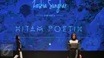 Model mengenakan busana rancangan Zaskia Sungkar pada Indonesia Fashion Week (IFW) 2016 di JCC Senayan, Jakarta, Jum'at, (11/03). Zaskia Sungkar menampilkan busana - busana muslim yang bertema hitam-putih. (Liputan6.com/Faisal R Syam)