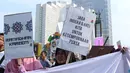 Beragam tulisan menyambut datangnya bulan Ramadan dibawa sejumlah remaja saat acara Car Free Day di Bundaran Hotel Indonesia, Jakarta, Minggu (13/5). Mereka mengajak warga untuk menyambut bulan suci bagi umat muslim. (Liputan6.com/Helmi Fithriansyah)