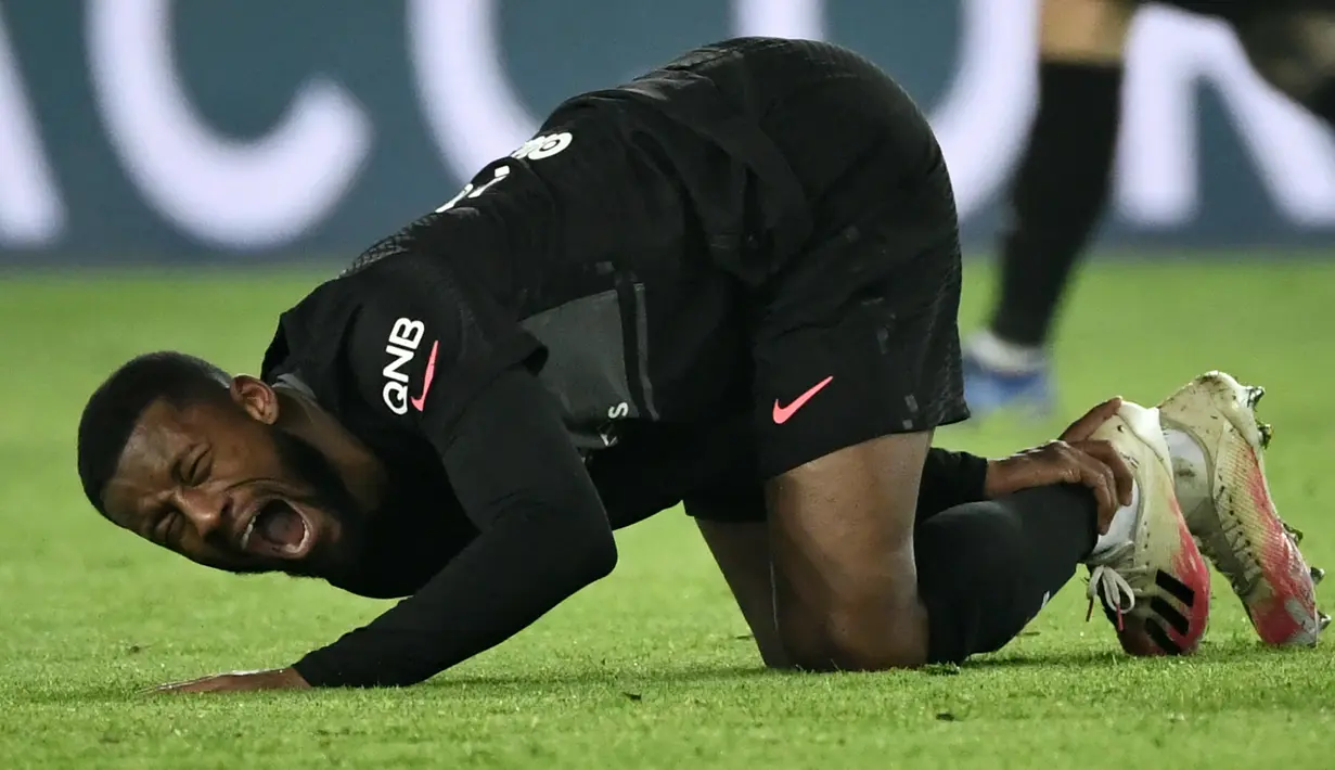 Georginio Wijnaldum. Gelandang Belanda berusia 31 tahun yang baru saja bergabung dengan AS Roma dengan status pinjaman usai meninggalkan PSG di bursa transfer musim panas 2022/2023 ini sebenarnya telah tampil di pekan pertama Liga Italia saat AS Roma mengalahkan tuan rumah Salernitana 1-0 (14/8/2022). Namun naas baginya, menjelang laga pekan kedua menghadapi Cremonese (22/8/2022), ia mengalami patah tulang kering saat menjalani sesi latihan dan kemungkinan akan absen selama beberapa bulan. (AFP/Stephane De Sakutin)