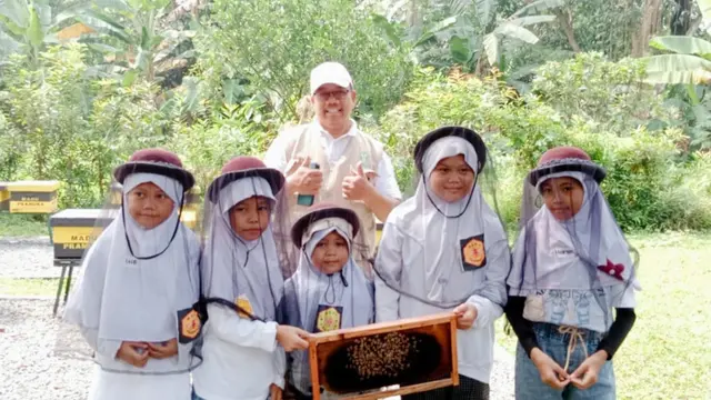 100 anak yatim dan dhuafa ikut wisata edukasi lebah untuk mengenal lingkungan sekaligus belajar pentingnya menjaga keseimbangan ekosistem.