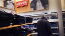 Levi Strauss dikabarkan akan memberhentikan setidaknya 10-15 persen tenaga kerja perusahaannya secara global selama paruh pertama tahun 2024. (Scott Olson/Getty Images/AFP)
