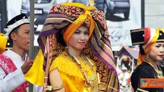 Citizen6, Tulang Bawang Barat: Istilah manjau mighul tersebut merupakan kunjungan pertama pengantin wanita kepada keluarga besarnya setelah berubah status dari gadis (mulei) menjadi ibu rumah tangga (bebai). (Pengirim: Jerry Hasan)