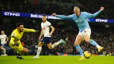 Pemain Manchester City Erling Haaland (kanan) menendang bola ke gawang dan diselamatkan oleh kiper Tottenham Hotspur Hugo Lloris (kiri) pada pertandingan sepak bola Liga Inggris di Etihad Stadium, Manchester, Inggris, 19 Januari 2023. Manchester City mengalahkan Tottenham Hotspur dengan skor 4-2. (AP Photo/Dave Thompson)