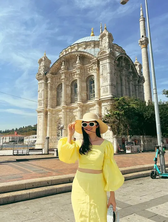 Kali ini wanita yang punya hobi mendaki gunung itu mengenakan pakaian bernuansa kuning. Terlihat outfit crop top Febby kompak dengan warna senada. Begitu pula topi yang ia kenakan tampak cokelat kekuningan. (Liputan6.com/IG/@febbyrastanty).