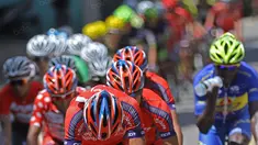 Helem para pebalap Tour de Singkarak 2016 yang unik dan berwarna saat mengikuti balapan di Sumatera Barat, (10/8/2016). (Bola.com/Nicklas Hanoatubun)