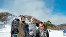 Lihat kebersamaan Nikita Mirzani bersama buah hatinya di Jepang. Bermain salju, Nikita dan kedua buah hatinya mengenakan outfit musim dingin yang ramai dan colorful. [Foto: Instagram/nikitamirzanimawardi_172]