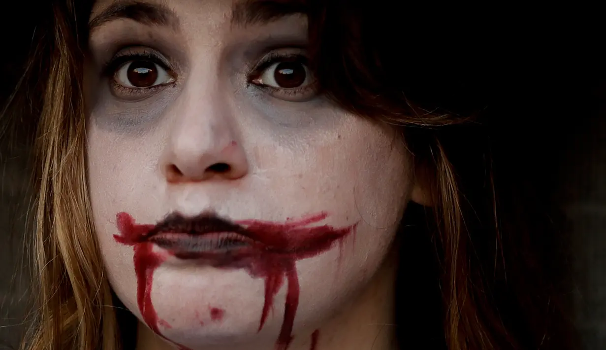 Seorang wanita ikut dalam demonstrasi menentang kekerasan gender di Buenos Aires, Argentina, Sabtu (3/6). Demonstran membawa hashtag #NiUnaMenos, yang berarti "tidak sedikit". (Foto AP / Natacha Pisarenko)