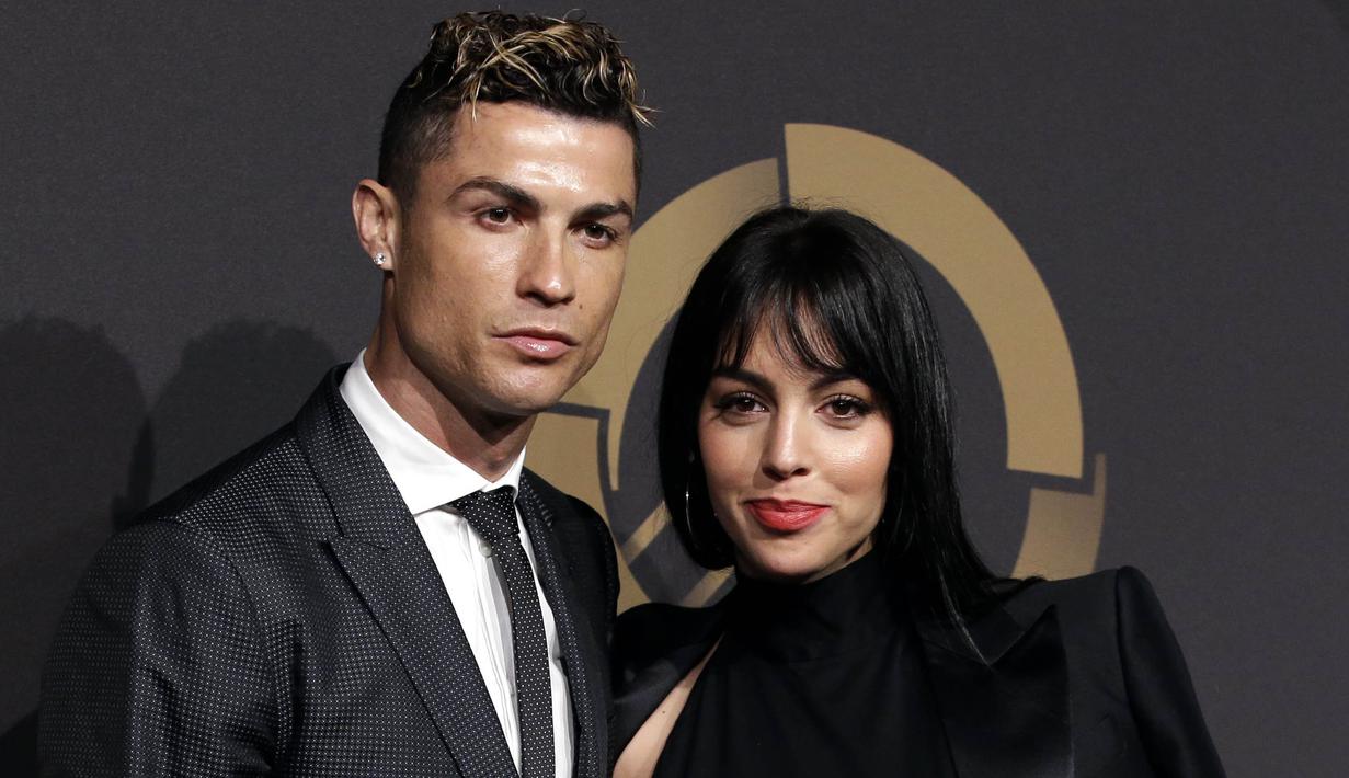 Striker Real Madrid, Cristiano Ronaldo dan kekasihnya, Georgina Rodriguez, berpose saat menghadiri acara Quina Awards di Lisbon, Portugal, Senin (19/3/2018). Georgina tetap tampil cantik meski habis melahirkan. (AP/Armando Franca)